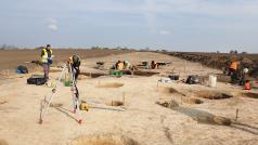 Archeologové u Vlčnova na Chrudimsku odhalili rozsáhlé naleziště pravěké vesnice