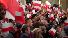 Tusk vs. Kaczyński. O vítězi parlamentních voleb rozhodnou Poláci o víkendu