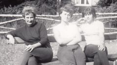 Dagmar Stachová s maminkou Miladou Ježovou a babičkou Annou Veverkovou po propuštění Milady Ježové z vězení