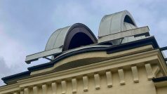 Jeřáb vrátil do kopule Štefánikovy hvězdárny na Petříně hlavní dalekohled