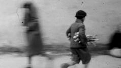 Děti do Varšavského ghetta pašovaly například dříví na otop, jak ukazují dosud neznámé historické záběry použité ve filmu Varšava: Rozdělené město