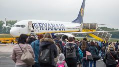 Cestující nastupují do letadla společnosti Ryanair v Pardubicích