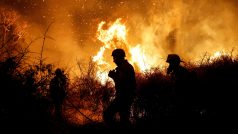 Izraelští hasiči po útoku palestinského hnutí Hamás likvidují požár poblíž nemocnice ve městě Aškelon