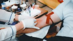 Podle pokynů mohou krev nyní darovat i muži, kteří mají monogamní sexuální vztah s jiným mužem