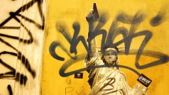 Socha svobody s pistolí a graffiti