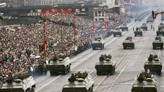 Oslavy a vojenská přehlídka 9. května na pražské Letné v roce 1965