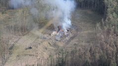 Letecký pohled na hořící sklad v muničním areálu ve Vrběticích