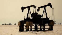 Těžba ropy z venezuelského jezera Maracaibo
