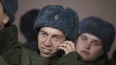 Telefonující ruský voják (ilustrační foto)