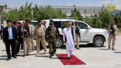 Afghánský prezident Ašraf Ghaní na cestě za zraněnými vojáky