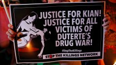 „Spravedlnost pro Kiana! Spravedlnost pro všechny oběti Duterteho drogové války!“ Smrt 17letého studenta loni vyhnala do ulic tisíce Filipínců.
