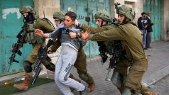 Izraelští vojáci zdržující Palestince během únorových nepokojů v Hebronu (ilustrační snímek)