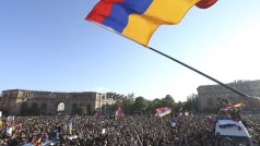 Lidé v Jerevanu slaví demisi premiéra Serže Sargsjana.