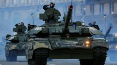 Tanky v ulicích Kyjeva během nácviku vojenské přehlídky.