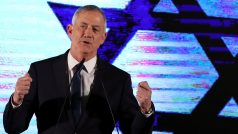 Hlavním rivalem Netanjahuovy pravicové vládní strany Likud je někdejší náčelník generálního štábu izraelské armády Benny Ganc a jeho nová středopravicová strana Modrá a Bílá