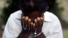 Počet obětí nedělních teroristických útoků na kostely a hotely na Srí Lance přesáhl 350 obětí