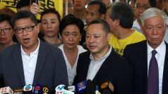 Od osmi do 16 měsíců ve vězení si má odsedět sedm organizátorů hongkongských masových demonstrací za demokracii z roku 2014. Mezi odsouzenými je trojice spoluzakladatelů (na snímku) hnutí za demokracii Occupy Central