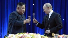 Kim Čong-un (vlevo) a Vladimir Putin (vpravo) během jejich setkání ve Vladivostoku