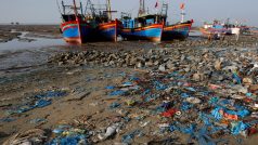 Každoročně lidé vyhodí do moří miliony tun plastů
