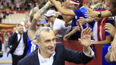 Trenér českých basketbalistů Ronen Ginzburg oslavuje s fanoušky výhru nad Tureckem. Tím pádem také postup reprezentace do osmifinále světového šampionátu a účast v olympijské kvalifikaci