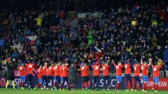Český národní tým slaví s fanoušky postup na Euro