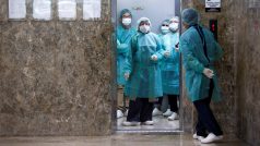Lékaři v Indonésii se připravují na tiskovou konferenci kvůli koronaviru v Číně