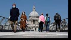 Obyvatelé Londýna nosí na ulicích ochranné roušky.