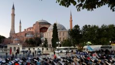 Erdoganovo rozhodnutí o přeměně na mešitu ale slavily už v pátek v Istanbulu před chrámem Hagia Sofia stovky lidí, mnozí se před ním večer i modlili, řada z nich přinesla turecké vlajky