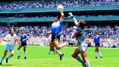 Slavný a kontroverzní gól Diega Maradony proti Anglii ve čtvrtfinále mistrovství světa 1986, nazývaný „boží ruka“