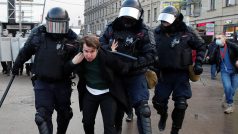 Ruská policie při zatýkání demonstranta v Petrohradě. Generální prokuratura dopředu varovala, že lidé, kteří se zúčastní demonstrací, mohou být stíháni za účast na masových nepokojích, za což hrozí až osm let vězení.