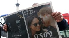 Muž si čte londýnský večerník London Evening Standard. Na jeho titulce jsou Meghan Markleová a její muž princ Harry