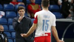 Trenér Glasgow Rangers Steven Gerrard ukazuje na slávistu Ondřeje Kúdelu