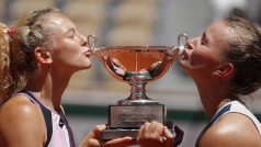 Barbora Krejčíková (vpravo) a Kateřina Siniaková slaví titul ve čtyřhře na Roland Garros