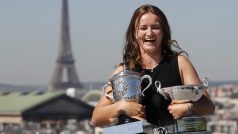 Barbora Krejčíková s oběma trofejemi z French Open