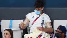 Tom Daley plete svetr během Letních olympijských her v Tokiu