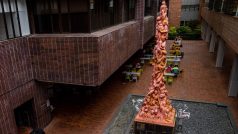 socha s názvem Sloup hanby v Hongkongu, kterou se univerzita rozhodla odstranit