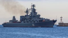 Raketový křižník Moskva na archivní fotografii z listopadu 2021 v přístavu Sevastopol na Krymu