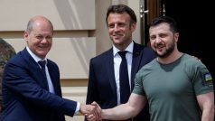 Francouzský prezident Emmanuel Macron a německý kancléř Olaf Scholz se v Kyjevě setkali s ukrajinským prezidentem Volodymyrem Zelenským