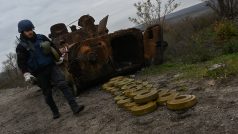 Ukrajinští specialisté odstraňují protitankové miny z pole jižně od Izjumu (3. listopadu 2022)
