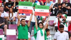 Fanoušci Íránu dávali najevo svůj postoj vůči tamní vládě během fotbalového utkání proti Anglii