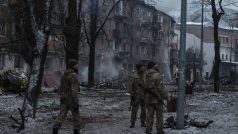 Záchranáři pracují u budovy zničené ruským raketovým útokem ve městě Vyšhorod