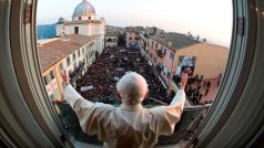 Benedikt XVI. mává lidem před Papežským palácem v Castel Gandolfu