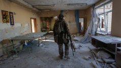 Příslušník ukrajinské armády v rozbombardované škole v Donětské oblasti
