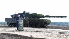 Německý kancléř Olaf Scholz před tankem Leopard 2 během návštěvy vojenské základny německé armády Bundeswehr v Bergenu, říjen 2022