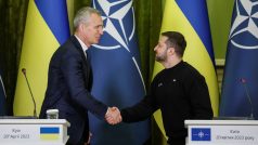 Ukrajinský prezident Zelenskyj se v Kyjevě setkal s tajemníkem NATO Stoltenbergem