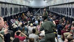 Občané Španělska čekají v letadle na evakuaci ze Súdánu
