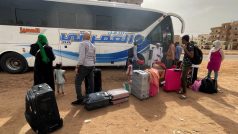 Lidé odcházejí ze Súdánu