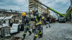 Záchranáři při odklízení následků ruského útoku na Kramatorsk