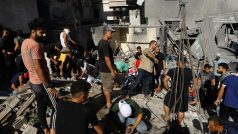Palestinci se shromáždili na místě izraelského útoku na dům