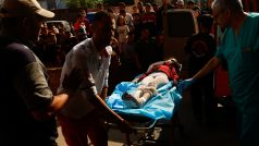Zraněná palestinská dívka při převozu do nemocnice na jihu Gazy